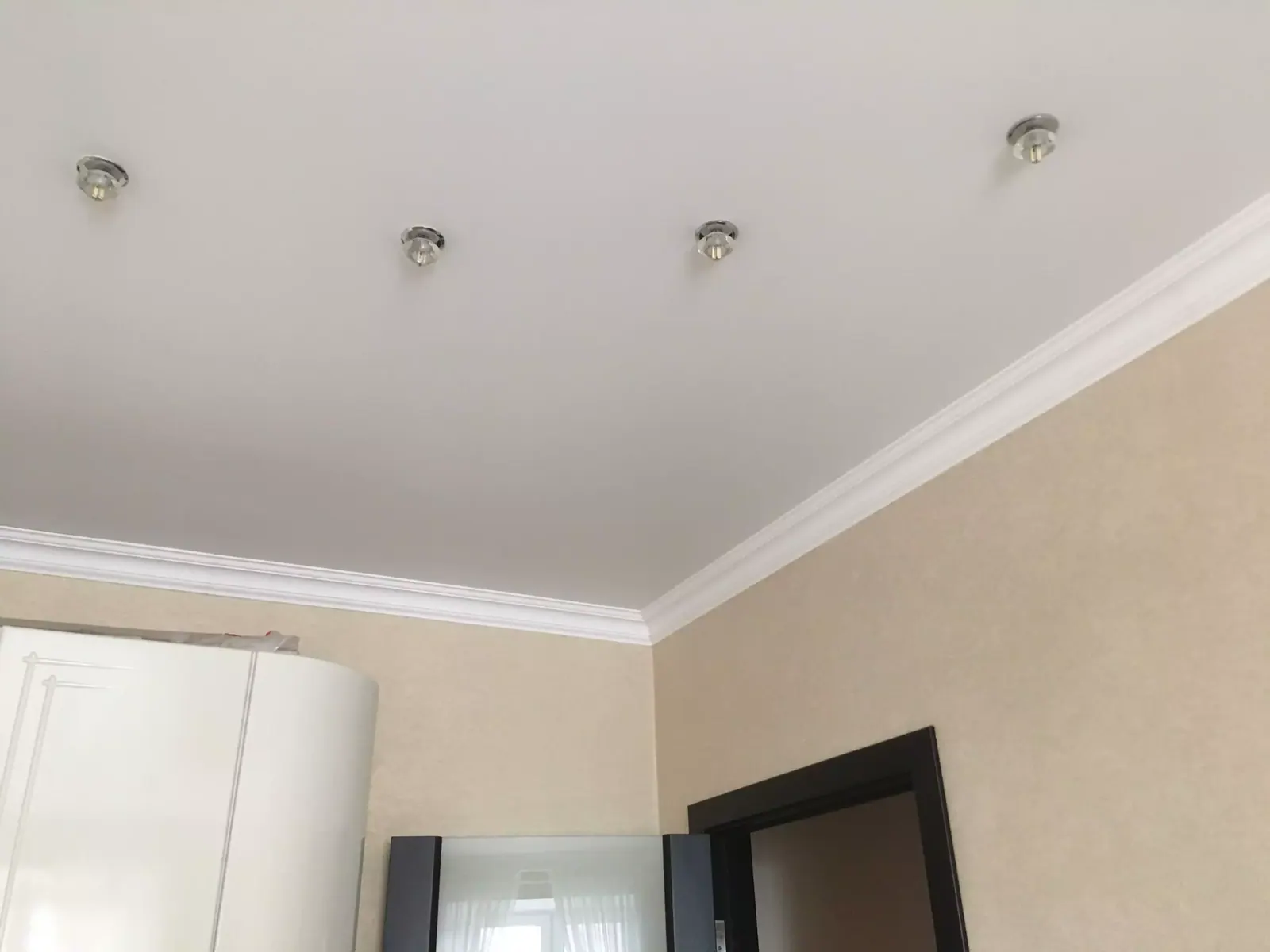 Матовый натяжной потолок в квартиру — Белгород, улица Губкина, 38Б, фото 1
